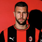 Milan garante permanência de defensor sérvio com contrato de longo prazo