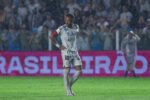 Neymar acumula mais cartões do que assistências e gols na temporada