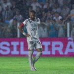 Neymar acumula mais cartões do que assistências e gols na temporada
