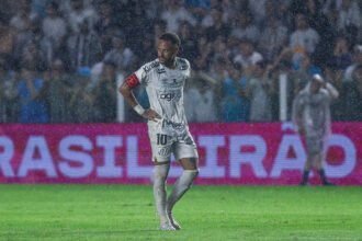 Neymar acumula mais cartões do que assistências e gols na temporada