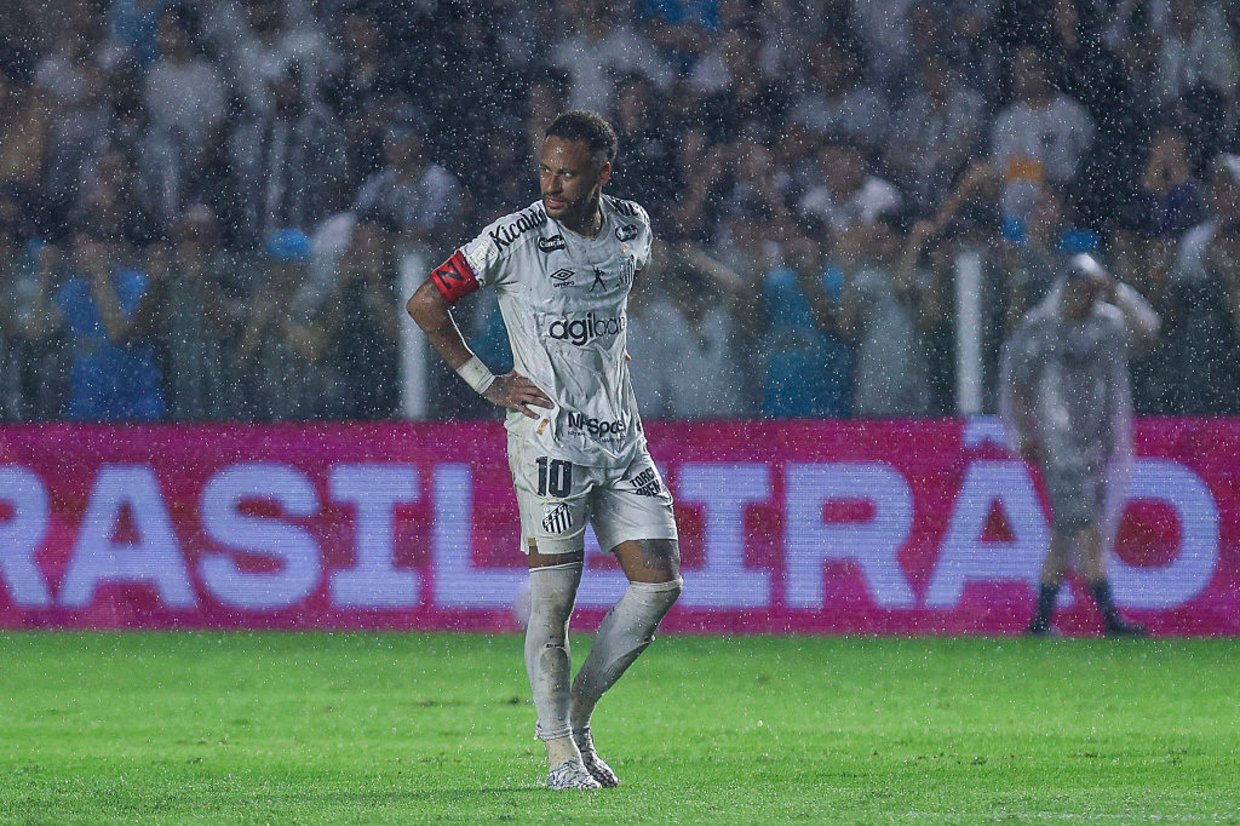 Neymar acumula mais cartões do que assistências e gols na temporada