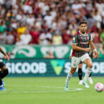 Neymar é festejado pela torcida do Fluminense após jogo no Maracanã