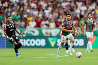Neymar é festejado pela torcida do Fluminense após jogo no Maracanã