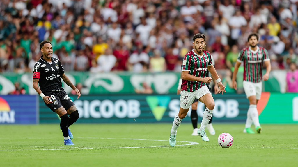 Neymar é festejado pela torcida do Fluminense após jogo no Maracanã
