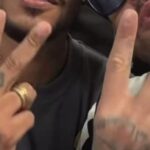 Neymar exerce direito ao voto em Santos e sinaliza apoio político