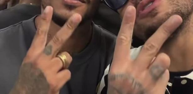 Neymar exerce direito ao voto em Santos e sinaliza apoio político