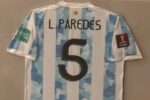 Neymar provoca o Vasco ao exibir camisa de Paredes após eliminação na Sul-americana