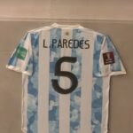 Neymar provoca o Vasco ao exibir camisa de Paredes após eliminação na Sul-americana