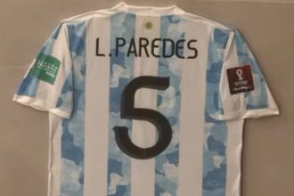 Neymar provoca o Vasco ao exibir camisa de Paredes após eliminação na Sul-americana