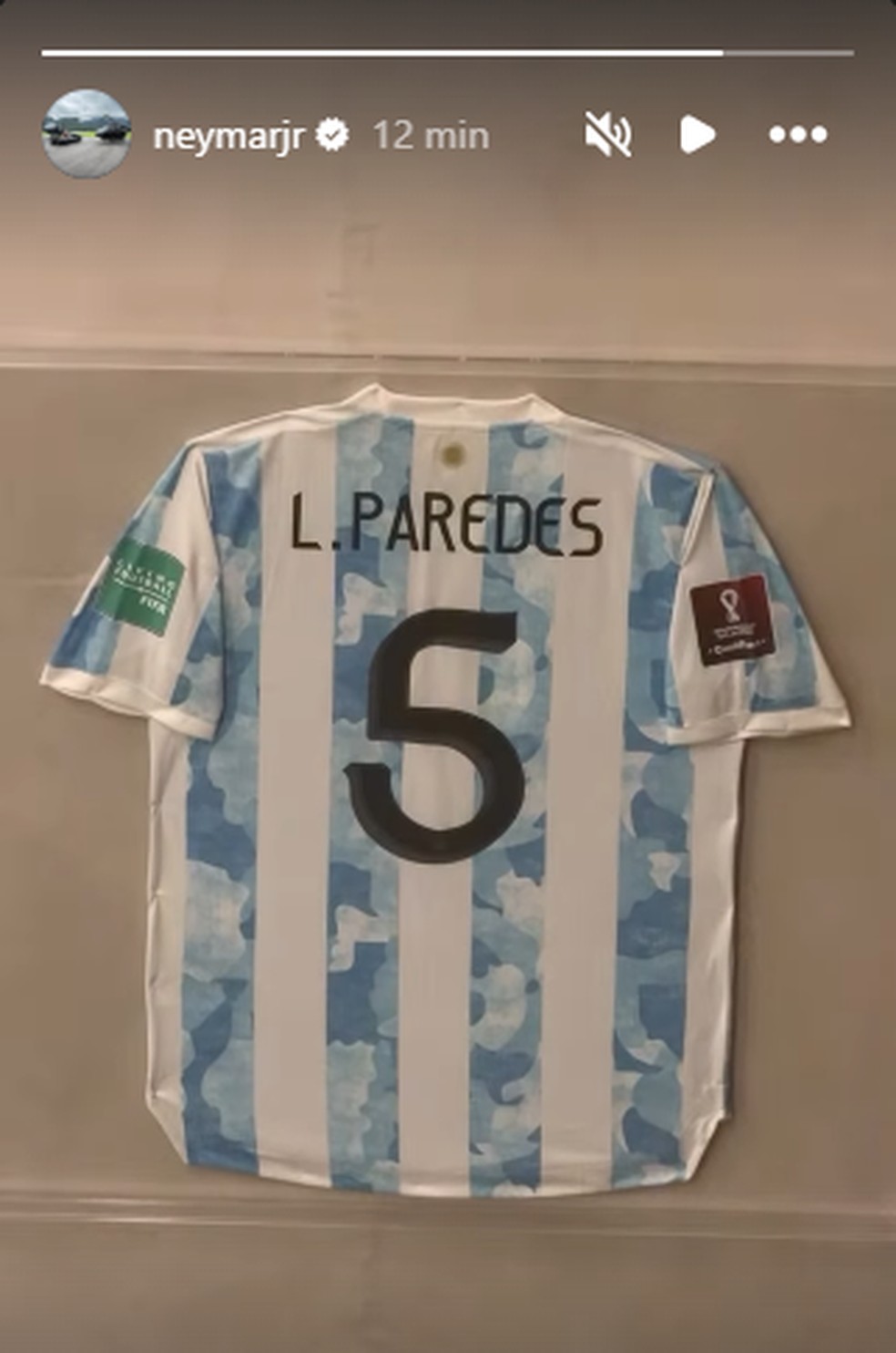 Neymar provoca o Vasco ao exibir camisa de Paredes após eliminação na Sul-americana