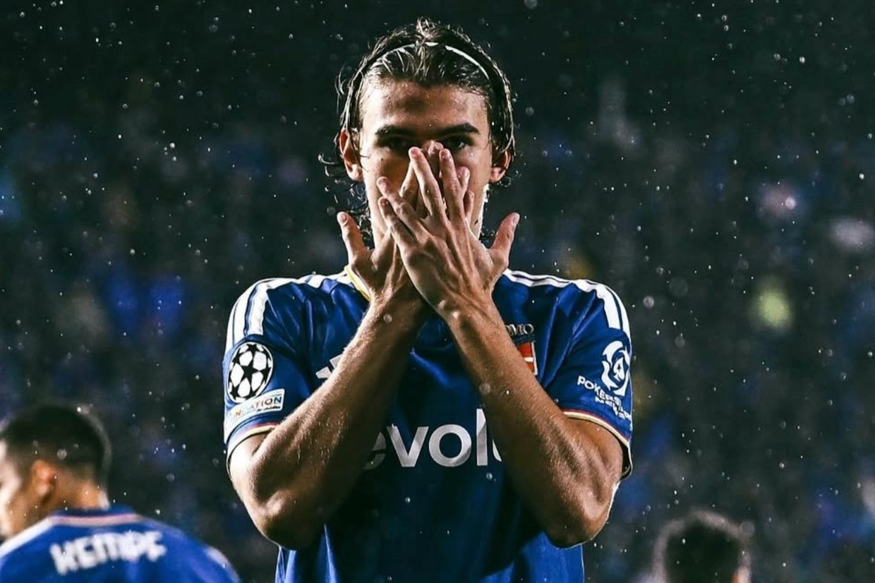 Nico Paz comanda goleada histórica do Como sobre o Manchester United