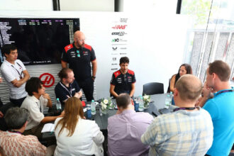 Ocon Haas: Piloto nega que desempenho motivou saída da equipe após 2026