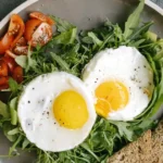 Ovo frito turbinado com frango e espinafre para ganho de massa muscular