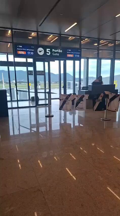 Paixão vascaína toma conta de aeroporto em Buenos Aires com exibição de camisas