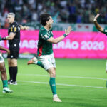 Palmeiras domina Corinthians com goleada no Derby e mantém perseguição ao Flamengo
