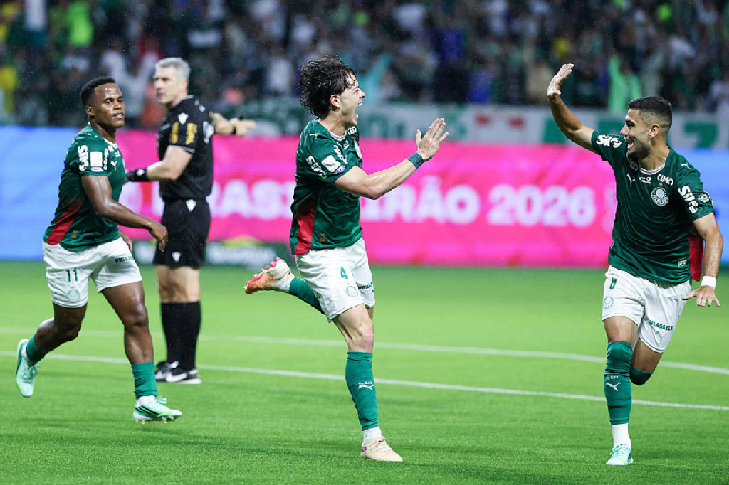 Palmeiras domina Corinthians com goleada no Derby e mantém perseguição ao Flamengo