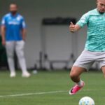 Paulinho mantém cronograma de transição e é ausência confirmada no Palmeiras