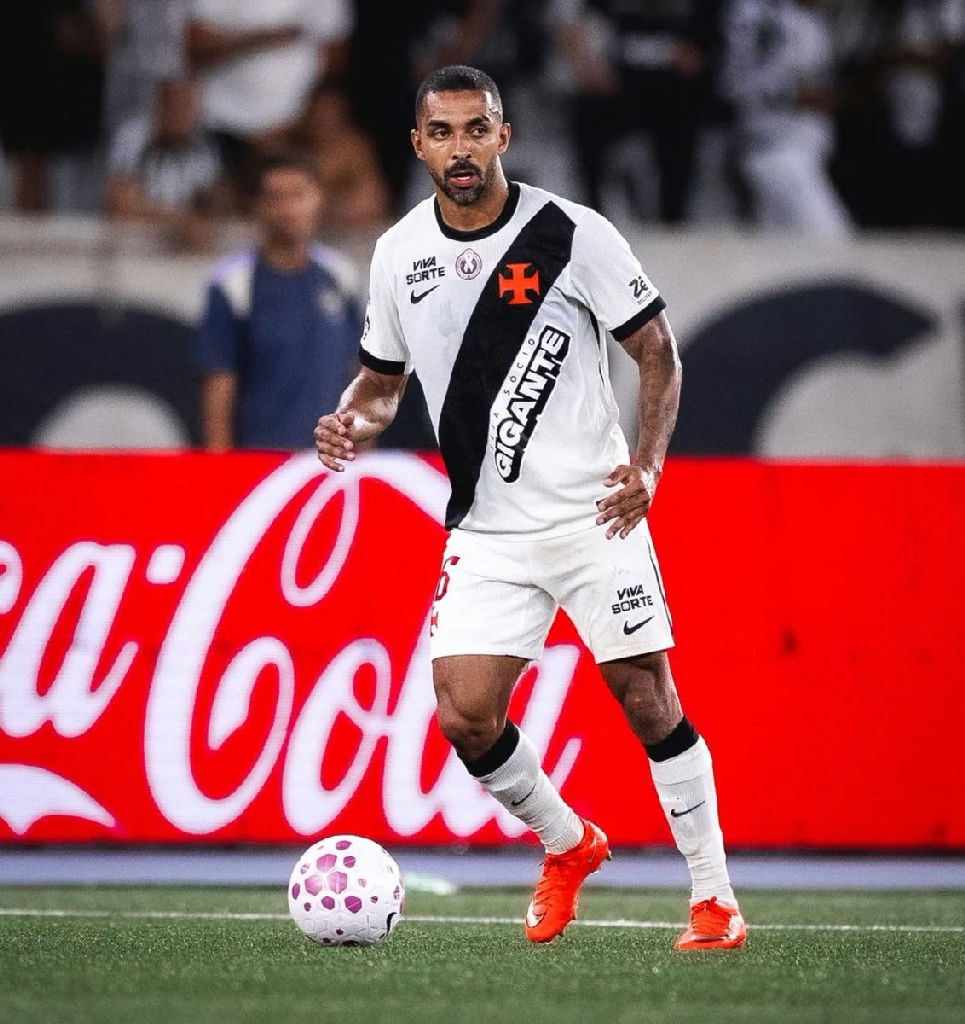 Paulo henrique passa por re avaliação médica no CT moacyr barbosa