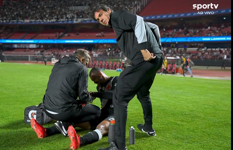 Paulo henrique preocupa o vasco após sentir dores e ser substituído