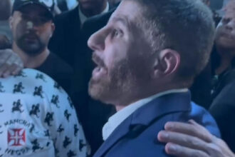 Pedrinho lidera canto tradicional com torcedores após aprovação da SAF do Vasco
