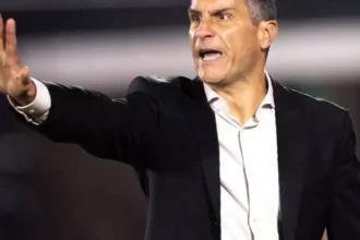 Pedro Emanuel assume culpa após derrota do Vasco e defende escalação
