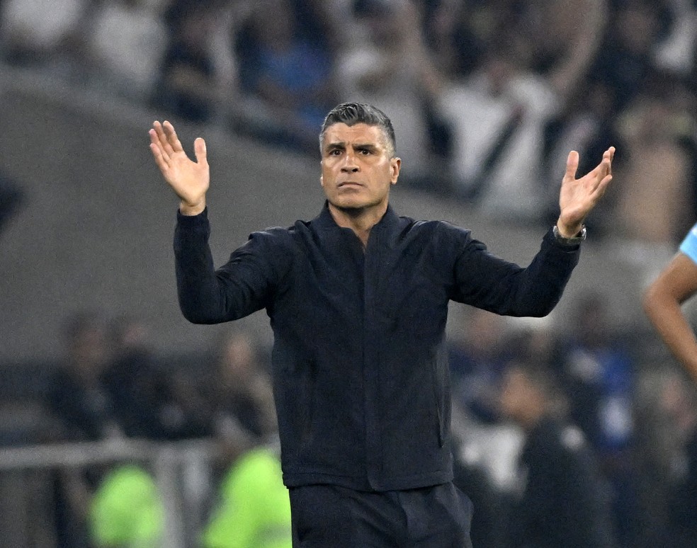 Pedro Emanuel avalia eliminação do Vasco e respalda elenco