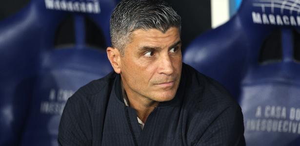 Pedro Emanuel defende Léo Jardim e confirma titularidade após eliminação