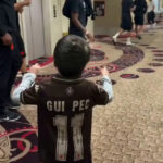 Pequeno Gui encanta jogadores do Vasco e ensina novo passo a Andrés Gómez