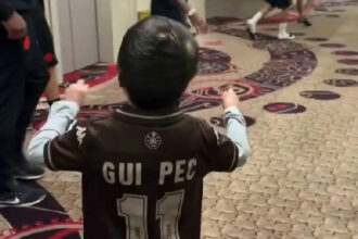 Pequeno Gui encanta jogadores do Vasco e ensina novo passo a Andrés Gómez