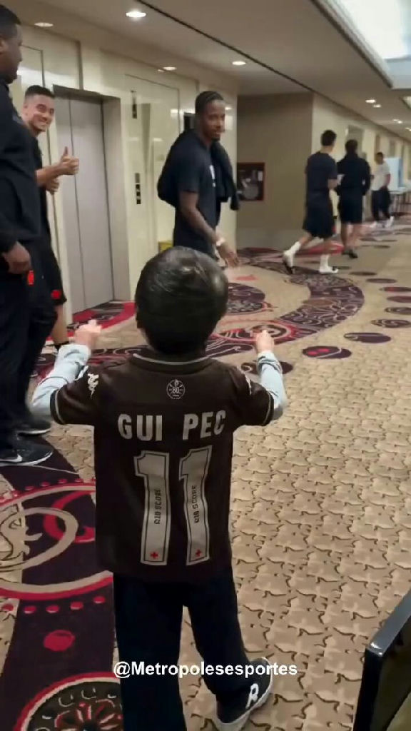 Pequeno Gui encanta jogadores do Vasco e ensina novo passo a Andrés Gómez