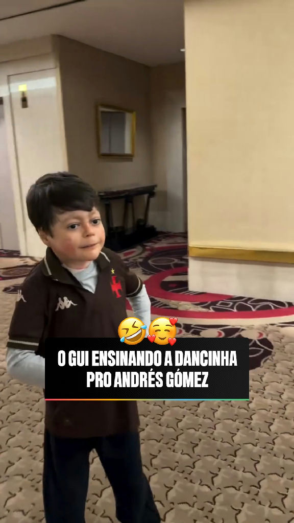 Pequeno torcedor do Vasco viraliza ao pedir dancinha personalizada para Andrés Gómez