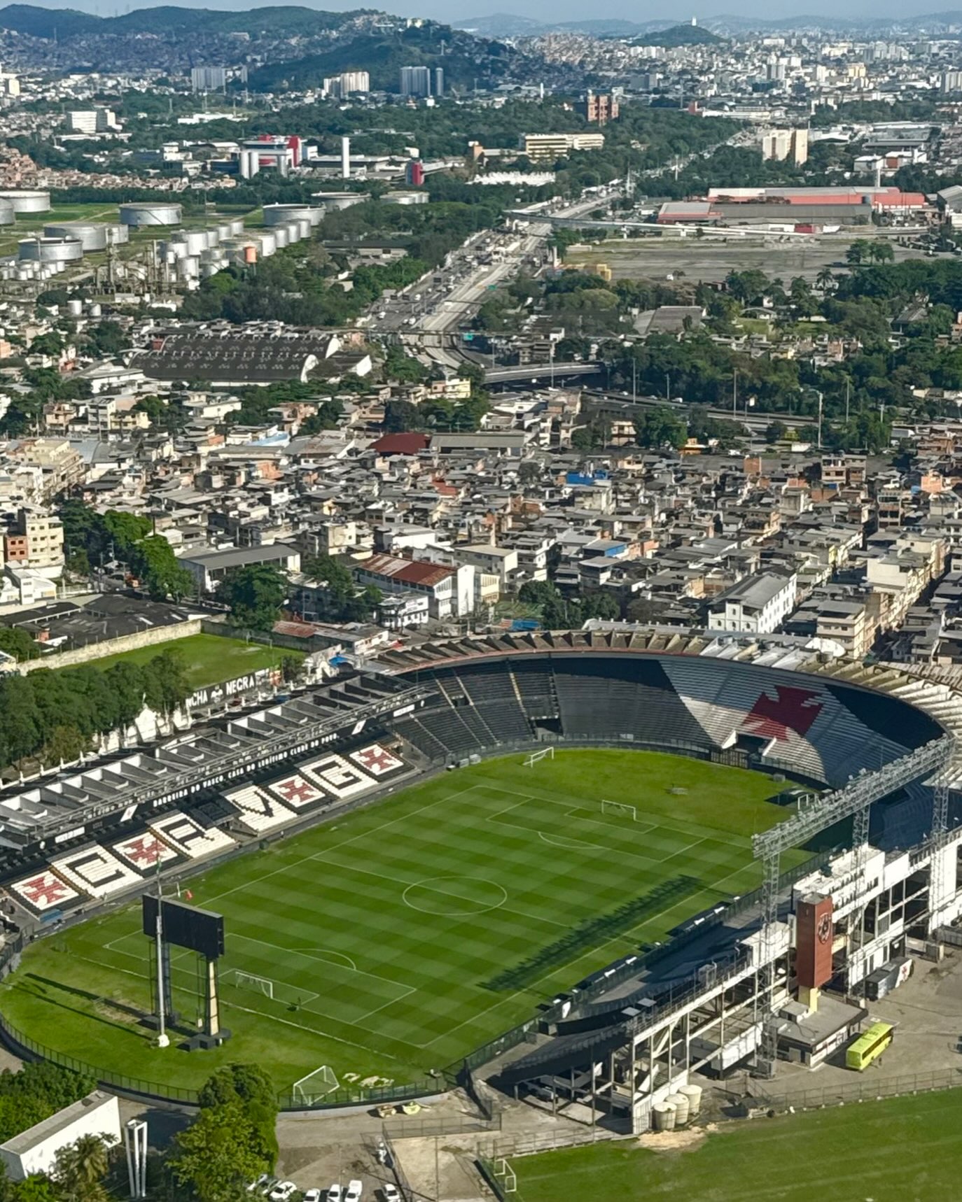 Perspectiva aérea revela a imponência histórica do estádio de São Januário