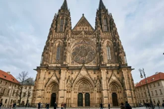 Praga: a preservação do traçado medieval e o legado arquitetônico na Europa Central