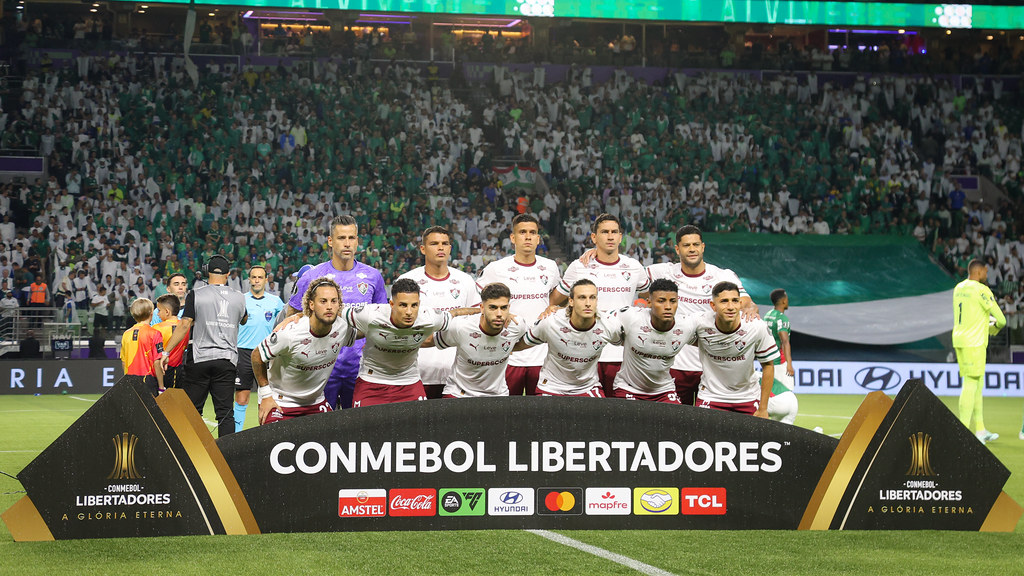 Presidente do Fluminense vai às lágrimas no gramado após eliminação na Libertadores
