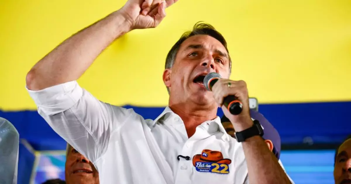 Proposta de Flávio Bolsonaro para o fim da reeleição presidencial gera debate jurídico