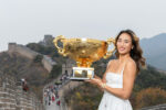 Qinwen Zheng celebra título histórico no WTA 1000 de Pequim na Grande Muralha