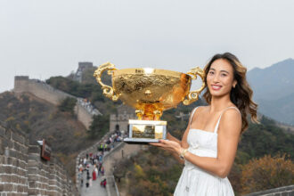 Qinwen Zheng celebra título histórico no WTA 1000 de Pequim na Grande Muralha