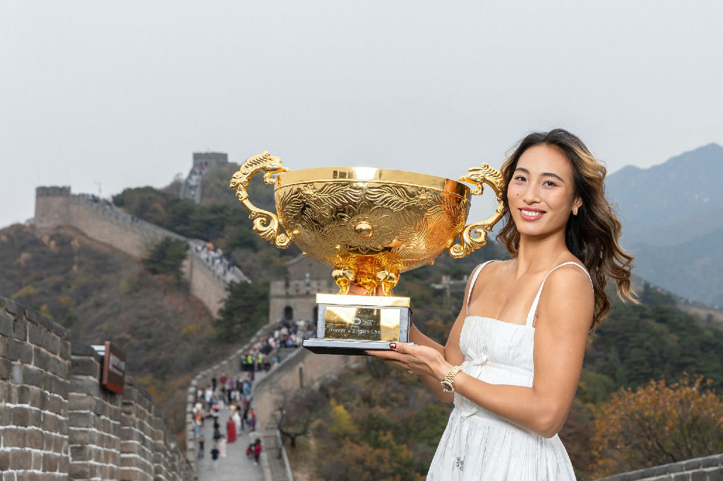 Qinwen Zheng celebra título histórico no WTA 1000 de Pequim na Grande Muralha