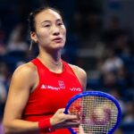 Qinwen Zheng desiste do WTA 1000 de Wuhan após título em Pequim