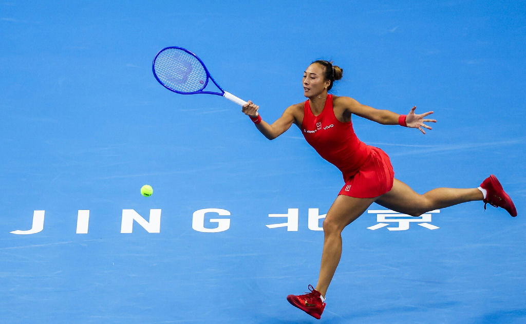 Qinwen Zheng supera maratona em Pequim e avança no torneio