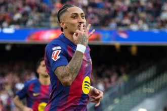 Raphinha sela acordo para estender vínculo com o Barcelona até 2030