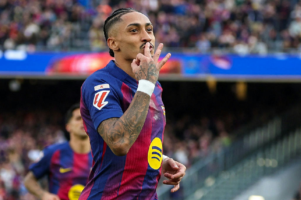 Raphinha sela acordo para estender vínculo com o Barcelona até 2030