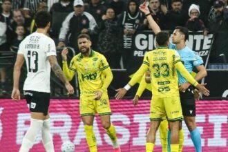 Reinaldo critica arbitragem e aponta pressão externa após expulsão diante do Corinthians