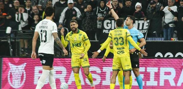 Reinaldo critica arbitragem e aponta pressão externa após expulsão diante do Corinthians