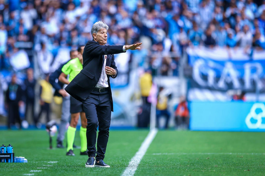 Renato enfrenta início inédito sem vitórias e muda postura no comando do clube