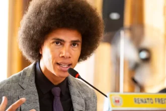 Renato Freitas marca história como primeiro deputado federal negro eleito pelo Paraná