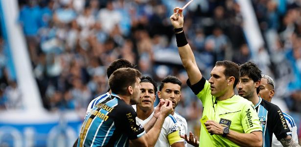 Renato Portaluppi critica expulsão de Walter Kannemann e promete multa pesada