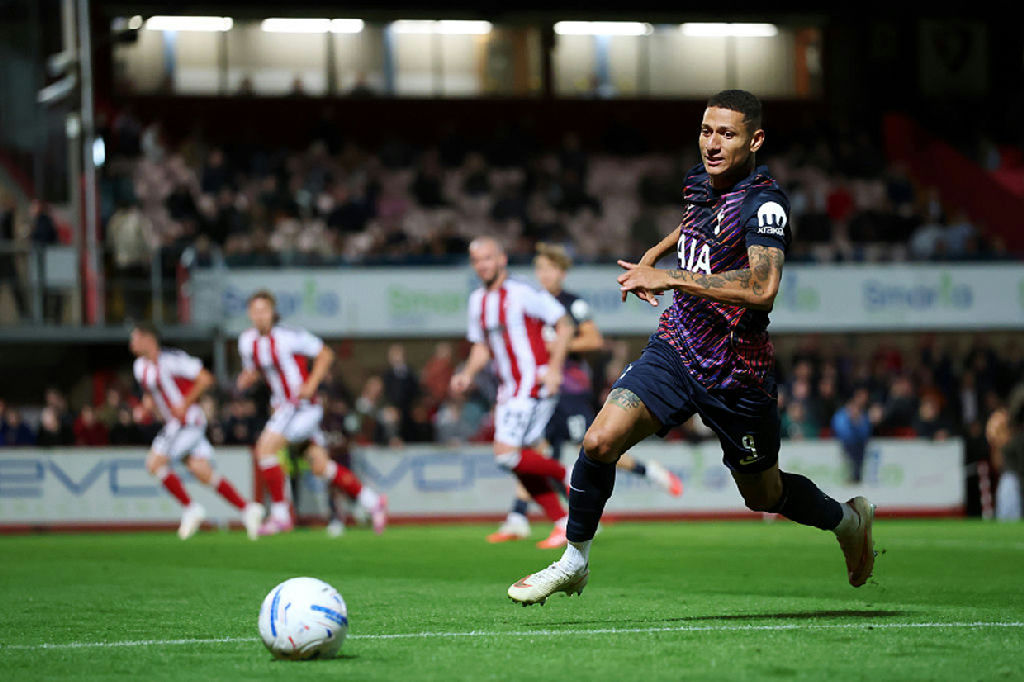 Richarlison retorna aos gramados pelo sub-21 do Tottenham após longo período de afastamento