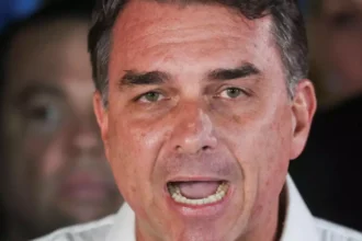 Saída de Flávio Bolsonaro do país redesenha o futuro da direita brasileira