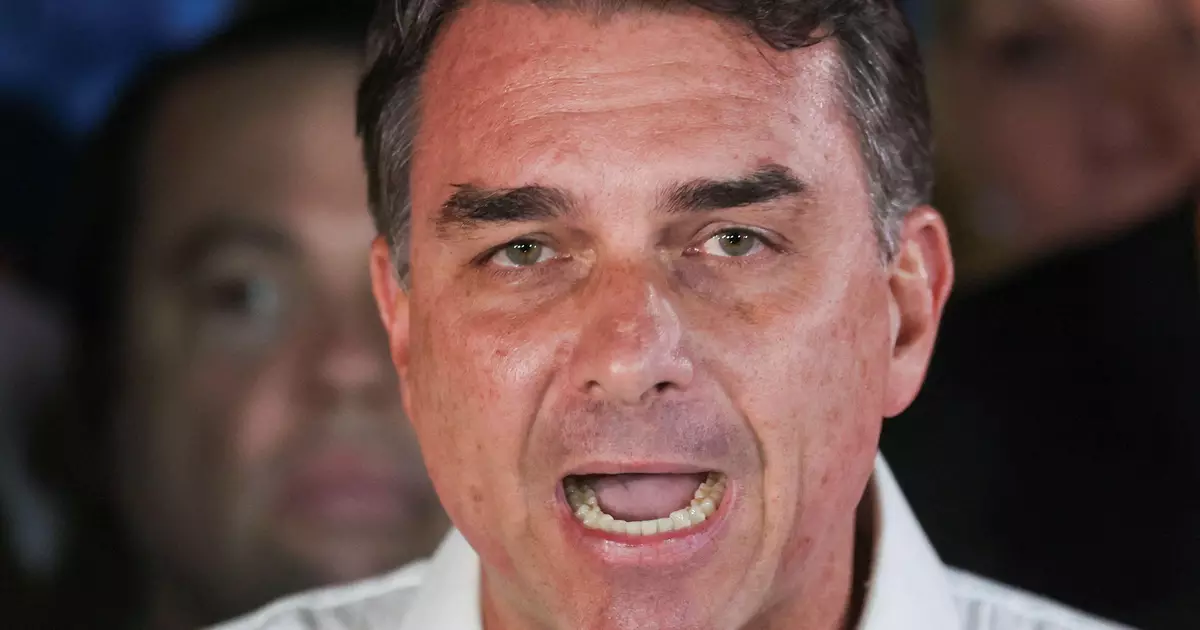 Saída de Flávio Bolsonaro do país redesenha o futuro da direita brasileira